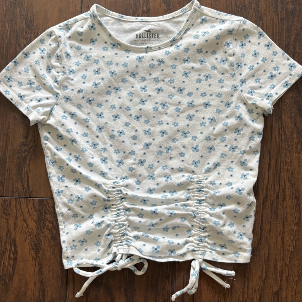 Hollister Women's Short Sleeve Top with Blue Floral Design